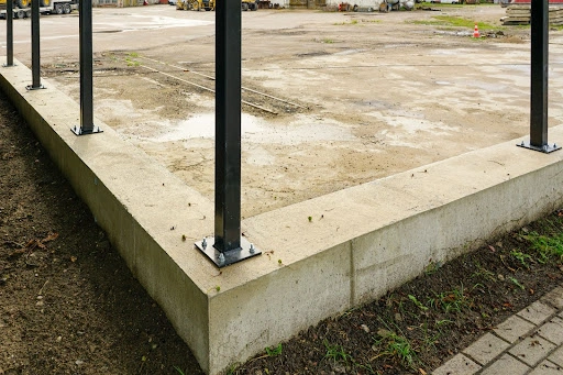 Чем опасна экономия на столбах для заборов